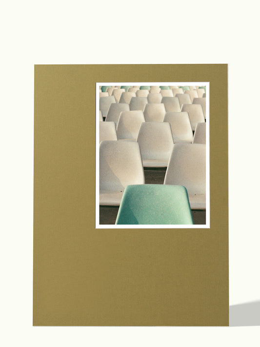 Passe-partout van 50x70 cm in Hold My Olive - Green met een 30x40 foto van stoelen in een zaal