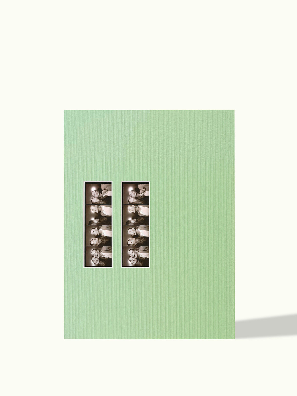 2x Fotostrip (kioskfoto) passe-partout, off-center, kleur Sage Green