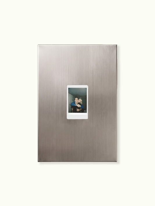 RVS polaroid lijst A4 van geborsteld staal met een Instax mini achter het venster