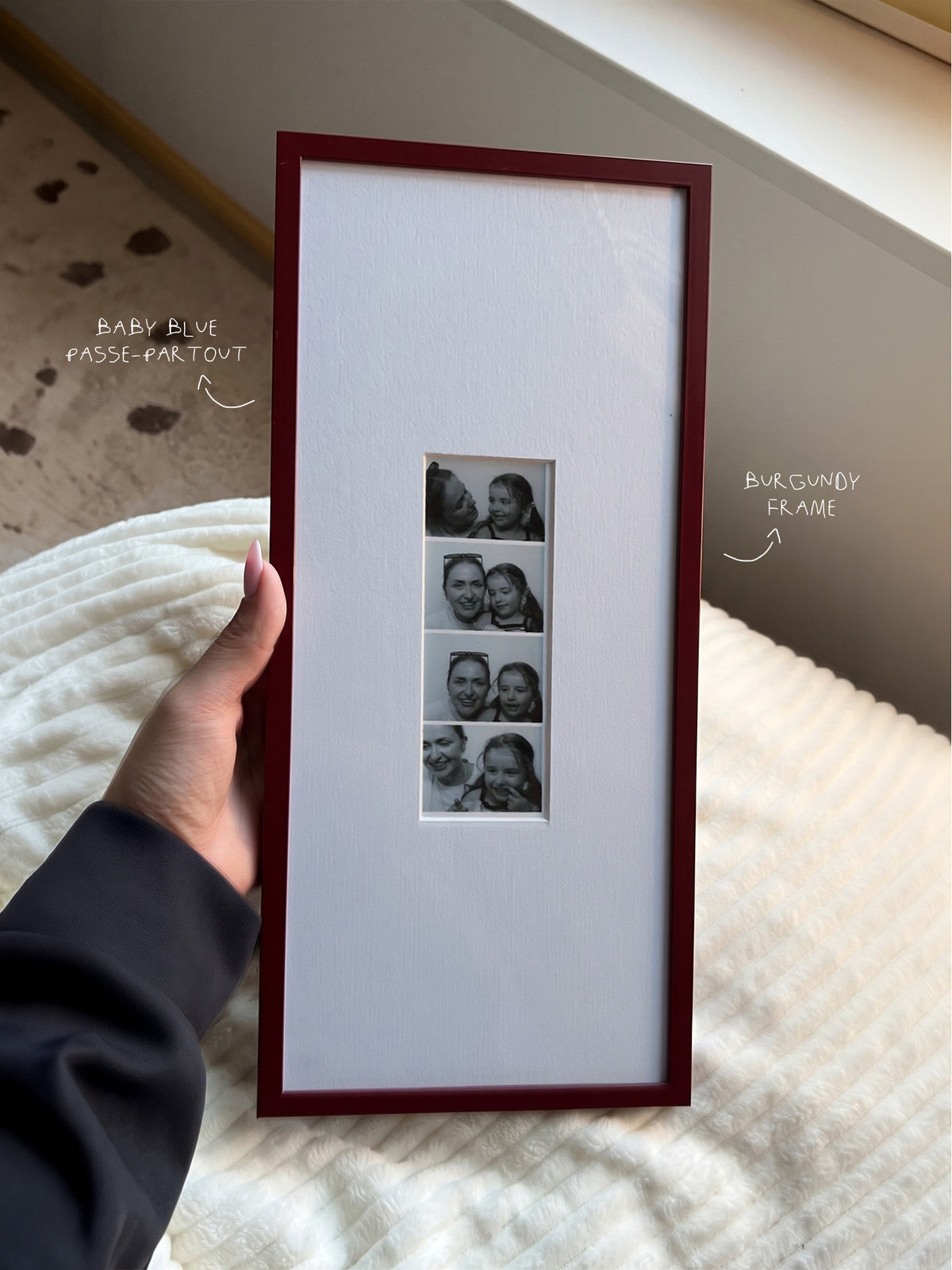 Bordeaux fotostrip wissellijst met een babyblauw passe-partout en een fotostrip van twee mensen