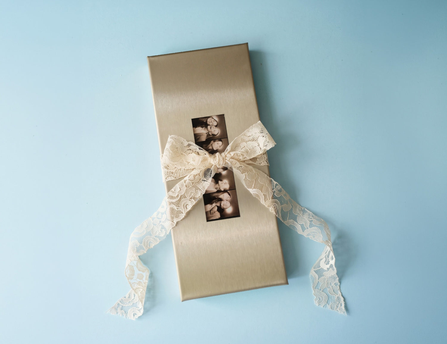 RVS fotostrip lijst met fotostrip, ingepakt met een kanten strik