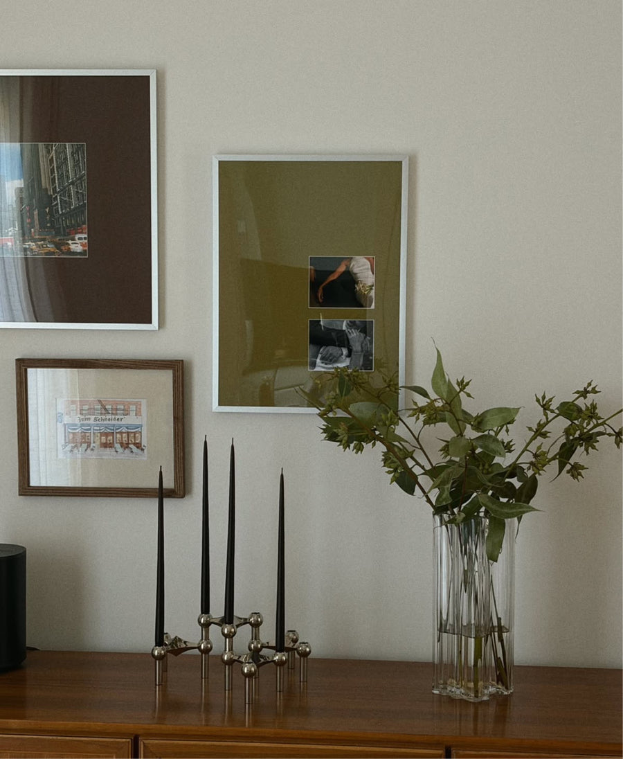 Twee Polaroid Instax wide in het hoekje van een olijfgroene passe-partout, thuis bij Mira Schneider